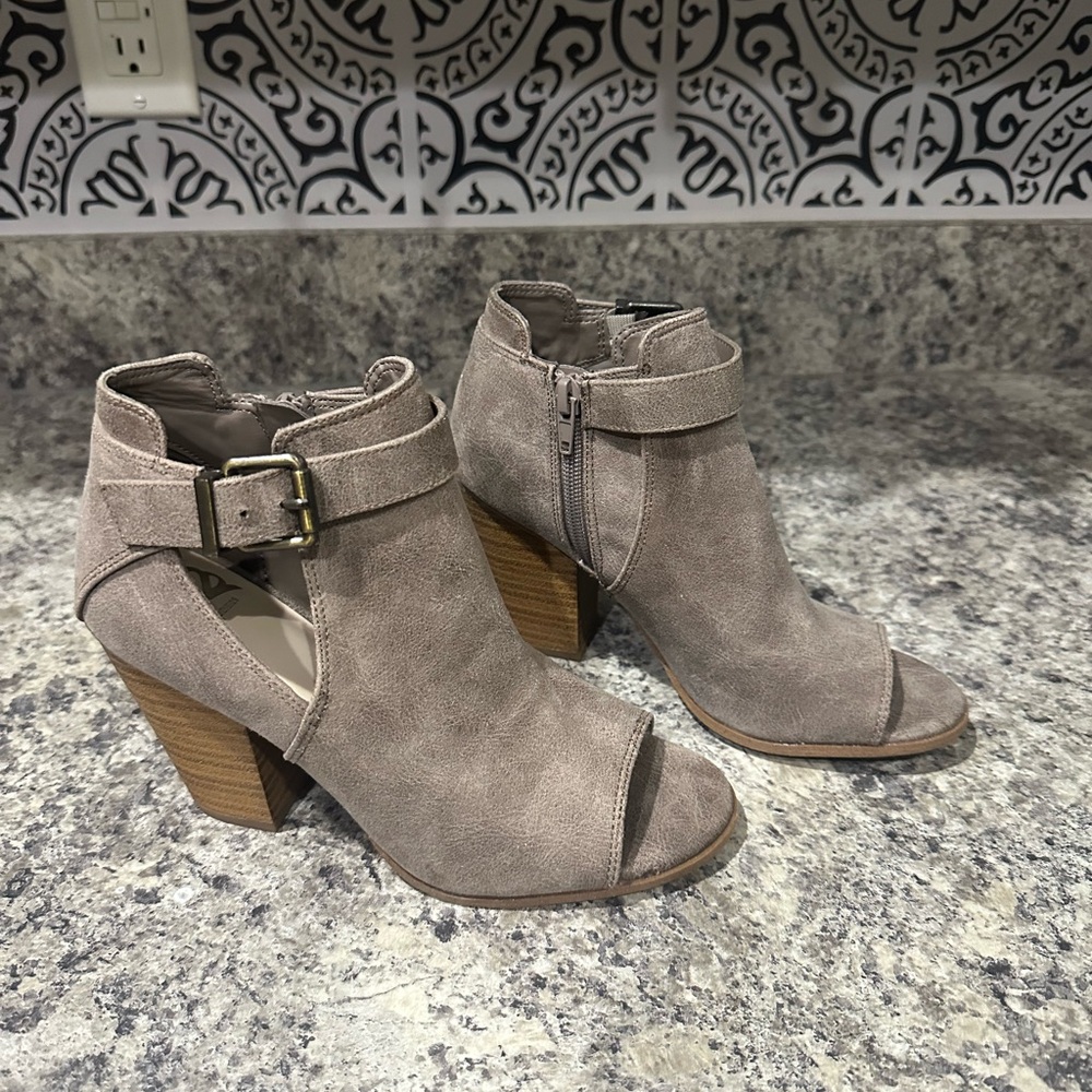 Stylish Women's Peep-Toe Ankle Heeled Boots - Taupe 3.5” Heel, Size 6.5